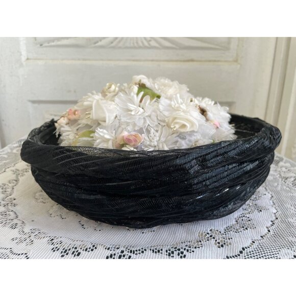 Vintage 1950s Black Woven Bumber Hat With White Millinery Flowers - Picture 3 of 15